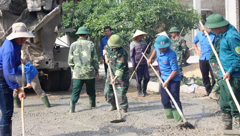 ĐVTN và Chiến sỹ Biên phòng hỗ trợ nhân dân xã Kỳ Hà xây dựng đường BTNT